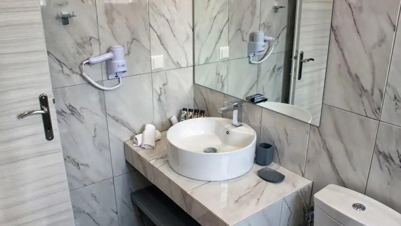 Theros Villas & Suites