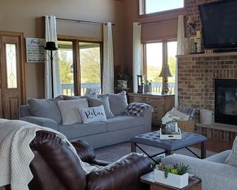 Country beauty on 5 acres - Sheboygan Falls - Living room