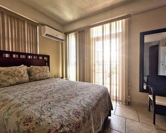 Timbos Suites - Roseau - Makuuhuone
