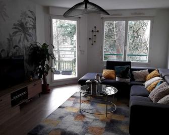 Pleasant bed and breakfast with free parking - ליון - סלון