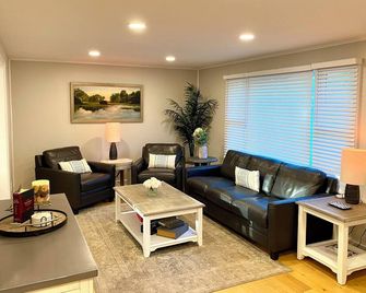 Clean, safe family-friendly home near Benedictine College. - Atchison - Living room