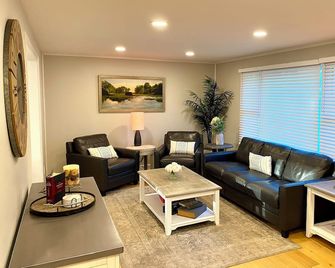 Clean, safe family-friendly home near Benedictine College. - Atchison - Living room