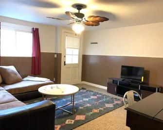Cozy One Bedroom Apartment - New Castle - Living room