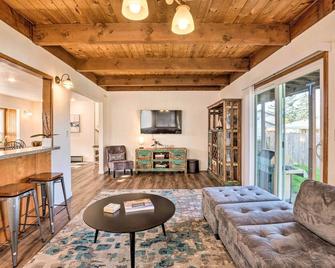 Coastal Haven Getaway about 1 Mi to Mill Beach! - Brookings - Huiskamer