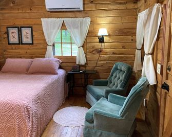 Cozy cabin for 2 on Shipman Lake. Peace and tranquility surround you. - Park Rapids - Schlafzimmer