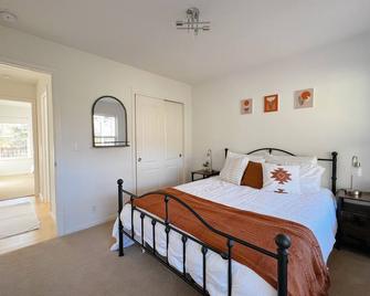 Ethereal Woodland Cabin - near Yosemite, Bass Lake - Ahwahnee - Bedroom