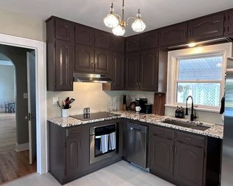 Large Home w/ game room, grill, and hot tub - Shelbyville - Cocina