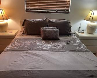 Walk to Indian Rocks Beach Exclusive Use of Hot Tub, Pool, BBQ,with Privacy - Largo - Bedroom
