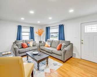 The Maple Tree Home 14 Mi to Downtown Cleveland - Maple Heights - Living room