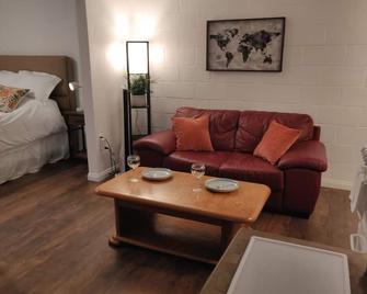 Beautiful Studio, Gated Private Yard, Fast Wifi With Parking - Bakersfield - Living room