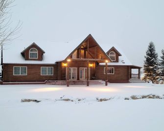 Secluded luxury lodge that sleeps 34 in beds - Price - Gebouw