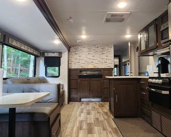 Emberglow Outdoor Resort - Mill Spring - Cocina