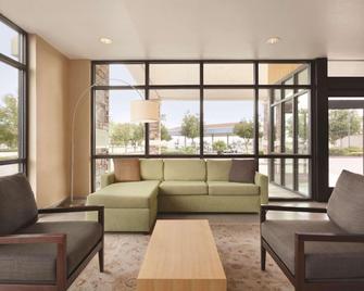 University Hotel Davis Area By IHG - Dixon - Sala de estar