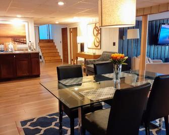 Wisconsin Treehouse Getaway! - Racine - Dining room