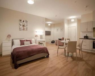 Apartment 2, Isabella House, Aparthotel, By Rentmyhouse - Hereford - Bedroom