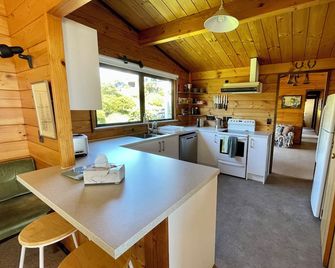 Absolute beachfront Raumati - Paraparaumu - Kitchen