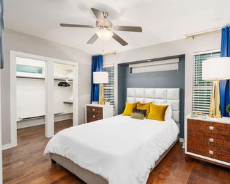 Modern urban spot for a fun, city getaway - San Antonio - Bedroom