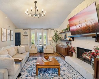 Stylish 3BR w/EV charger,Firepit, workspace,fast wifi,vinyl, near downtown Macon - Macon - Living room