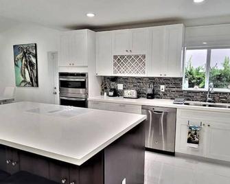Renovated 3 Bedroom +den /2 Bath Heated Pool House - Coral Springs - Kitchen