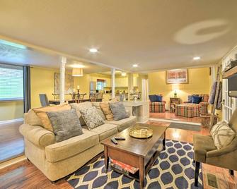 Pelican Bay Retreat on Lake Barkley with Kayaks! - Cadiz - Wohnzimmer