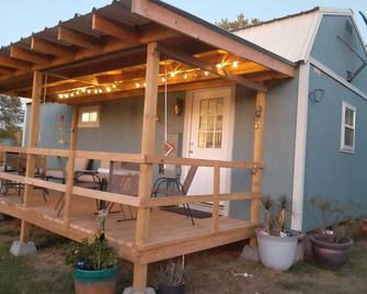 Quiet country cabin just 30 minutes from Austin Airport - Bastrop - Binnenhof