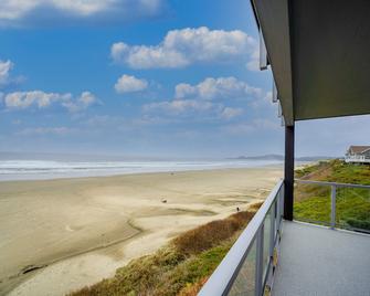 Oceanfront Nye Beach condo with views of ocean and lighthouse - great location - Newport - Balcón