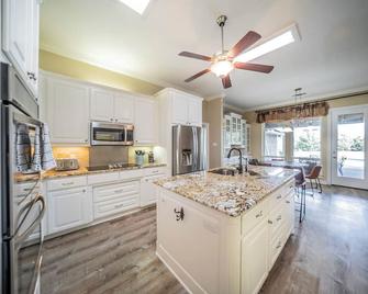 Bent Creek Lodge - Springtown - Kitchen