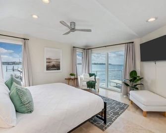 Featured On Hgtv's My Lottery Dream Home! Private Dock, 15 Minute Boat Ride To Crab Island, 20 Minute Drive To Destin, Pet Friendly - Niceville - Bedroom
