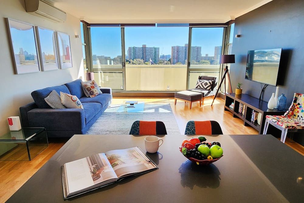 Contemporary Top Floor Apartment with City Views - סידני - סלון