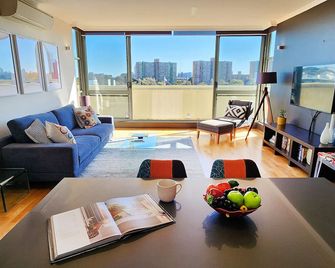 Contemporary Top Floor Apartment with City Views - סידני - סלון