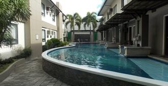 Circle Inn Hotel and Suites Bacolod - Bacolod - Πισίνα