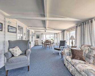 Plum Island Retreat about 1-Block Walk to Beach! - Newburyport - Living room