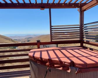 Secluded Retreat/Remote Office/City Escape Tiny House/100 Acre Ranch/Livermore - Livermore - Balcony