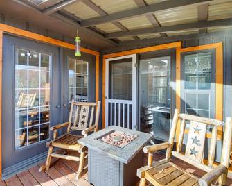 Cozy Hope Cabin Vacation Rental in Cosby with View - Cosby - Patio