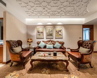 Chongqing North Railway Station Century Tonghui Hotel - Chongqing - Living room