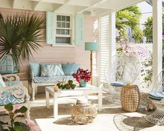 Chatterbox. An Island Home in the Heart of Harbour Island. - Dunmore Town - Patio