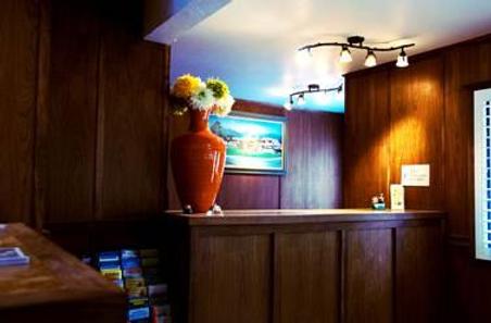 Hummingbird Inn - Ojai - Front desk
