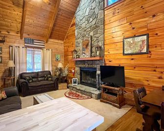 Visit Callaway's Fantasy in Lights at Mountain Getaway - Fiber Wifi and Hot Tub! - Warm Springs - Sala de estar