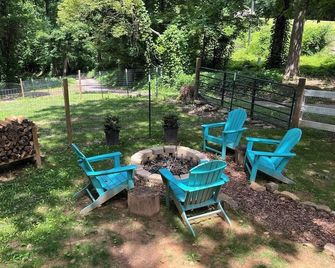 Cozy Guest House cabin on 15 acre farm-stay Sanctuary - Jasper - Patio