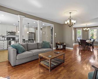 Victorian 4br 25ba 2parking Near Parks & Dt - St. John's - Living room