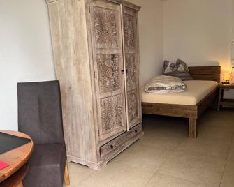 1 Zimmer mit Bad ohne Küche, 1 Person, 15 qm, direkt an der Aach - Singen - Schlafzimmer