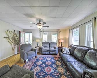Pet-Friendly Waterfront Hayesville Cottage! - Hayesville - Sala de estar