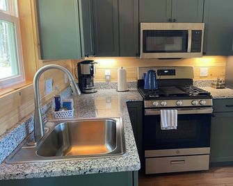 Relaxing, peaceful, 2-bedroom home for up to 4 adults or family with children. - Charlevoix - Kitchen