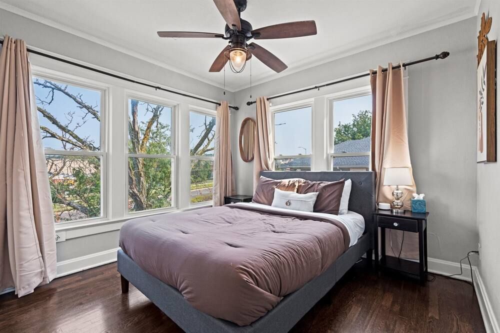 Walkable To The Plaza & Umkc + Parking - קנזס סיטי - חדר שינה