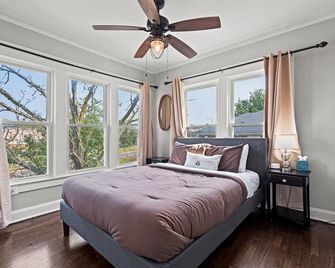 Walkable To The Plaza & Umkc + Parking - קנזס סיטי - חדר שינה