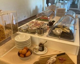 Hotel Villa Conte Riccardi - Rocca d'Arazzo - Buffet