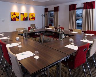 هوليداي إن إكسبرس ديربايتبرايد ارك باي آيتش جي - ديربي - مطعم