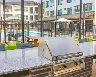 1 bedroom with pool, gym, washer dryer, WiFi, great location, - Sherman