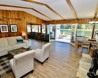Luxury Waterfront with Hot Tub, Kayaks, Private Floating Dock, Single Story Home - Allyn