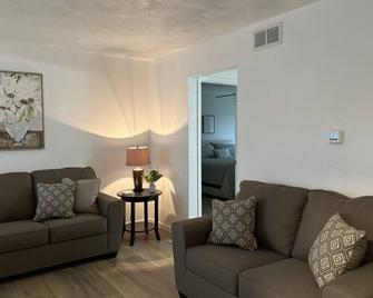 Comfortable & spacious 2 bedroom - Rock Falls - Wohnzimmer